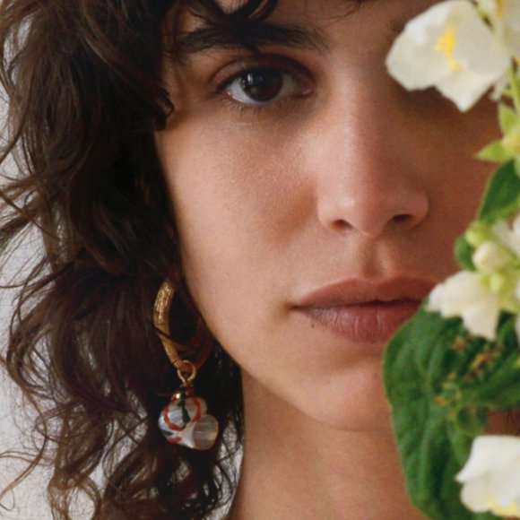 Gold seashell hoop earrings - Picture 2 of 5